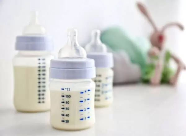 Как правильно хранить сцеженное молоко