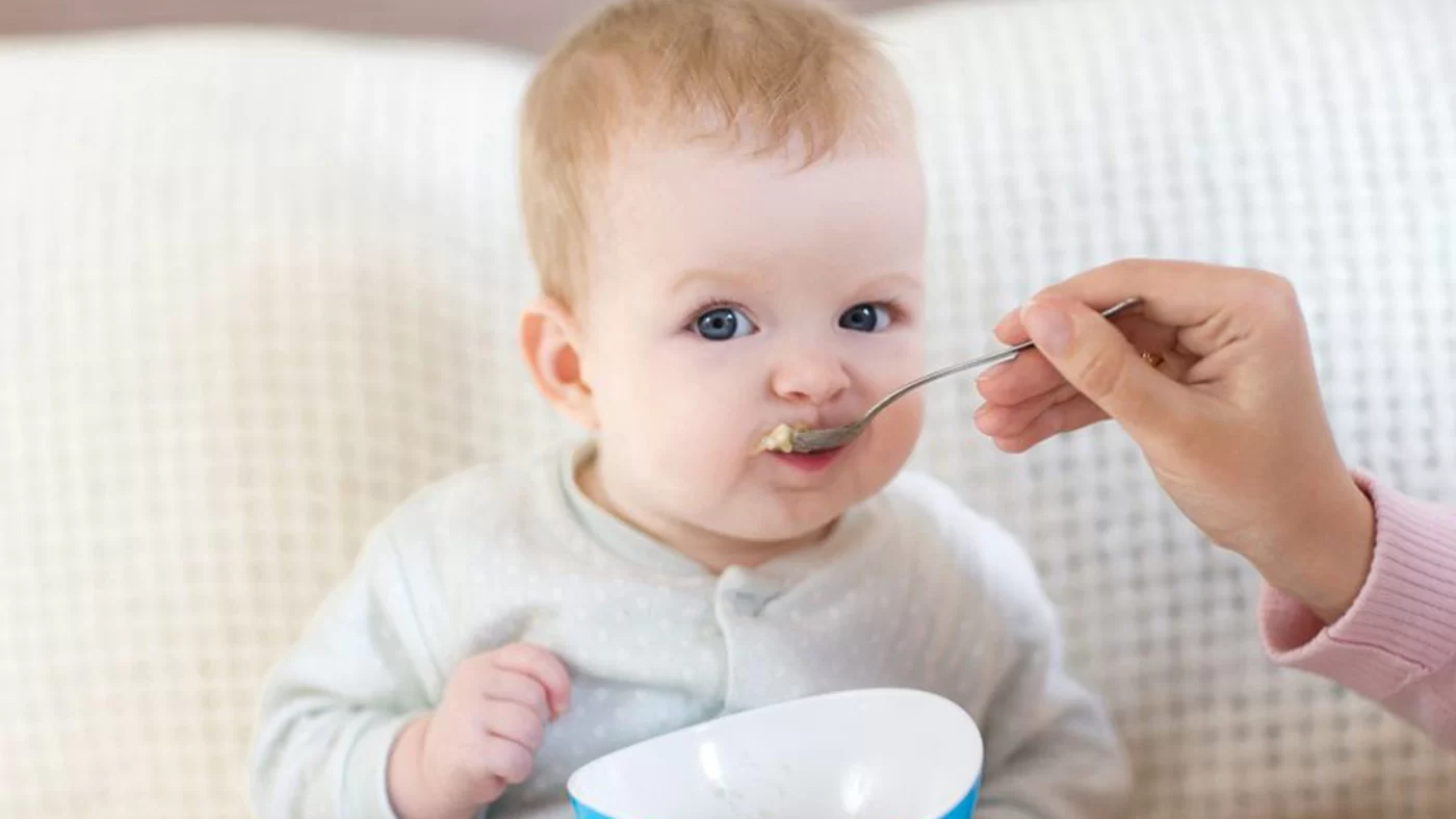 Ребенок просит есть каждый час: кормить по режиму или по требованию? - Статьи о детском питании от педиатров и экспертов МАМАКО