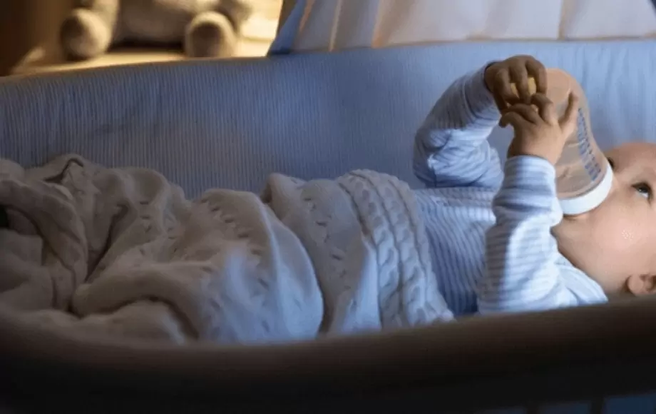 Малыш просыпается каждый час. Ребенок просыпается. Что делать если ребенок по ночам часто просыпается. Ребенок только проснулся. Ребенок 9 месяцев просыпается каждый час ночью.