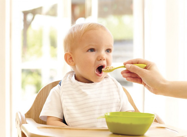 Нормы прикорма детей до года по месяцам: таблица и рекомендации