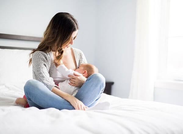 Как помочь ребенку выпустить воздух после кормления грудью